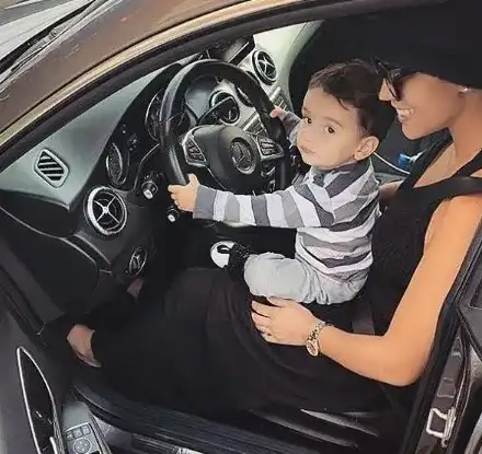 Малкият на Мария Илиева я вози