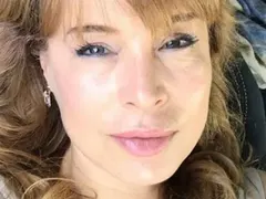 Мира Добрева с гримьорна в дома си