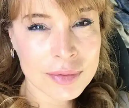 Мира Добрева с гримьорна в дома си