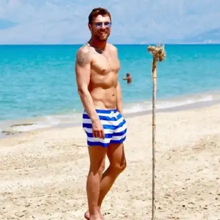 Миро от „Каризма“ извая плочки