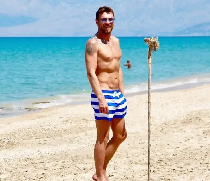 Миро от „Каризма“ извая плочки