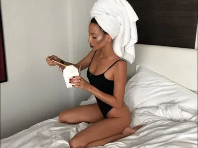 Миска нагъва китайско в леглото