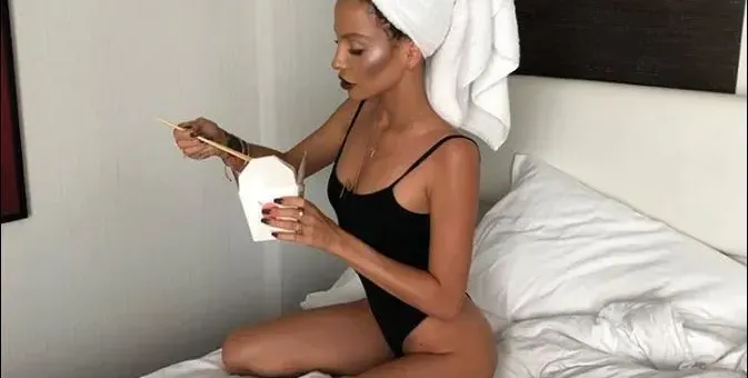 Миска нагъва китайско в леглото