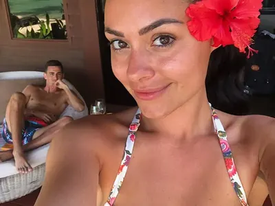 Миска пъчи бюст пред национал