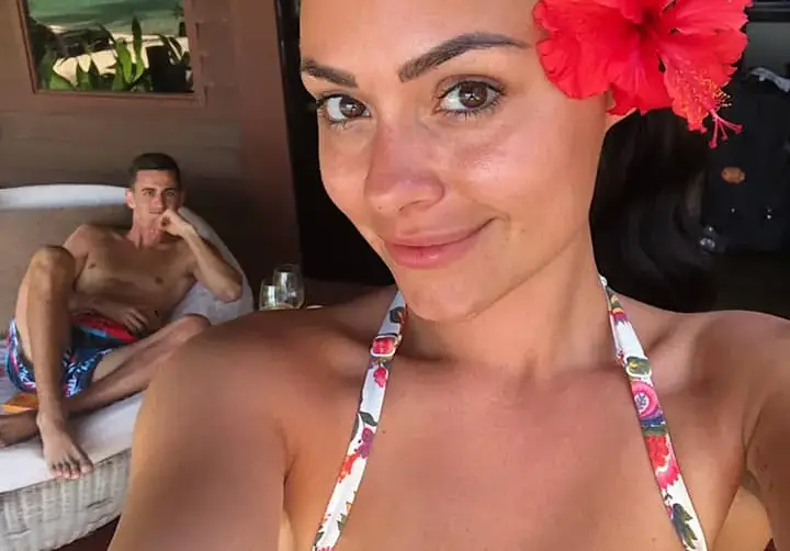 Миска пъчи бюст пред национал