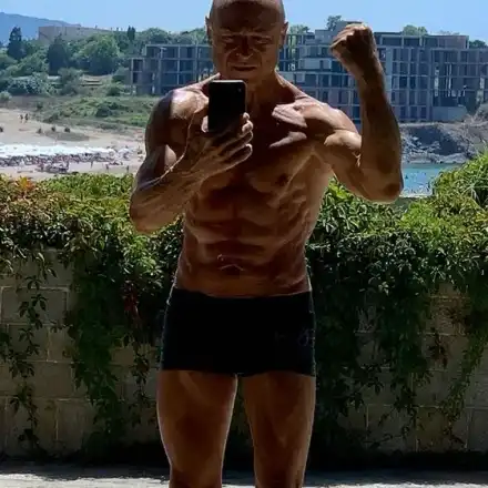 Митко Пайнера изпоти певиците си с перфектно тяло