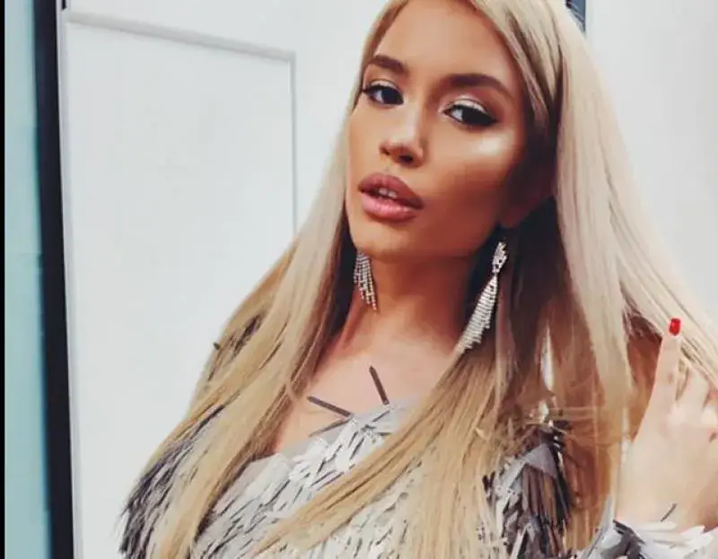 Моден гаф! Тита се появи без грим и прическа, само по риза (ФОТО в галерията)