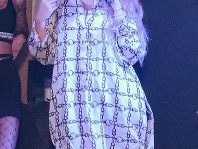 Моден гаф! Тита се появи без грим и прическа, само по риза (ФОТО в галерията)