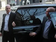 Мутри пазят палата на Слави,  по петите му вървят и 7 дебеловрати момчета (Снимки)