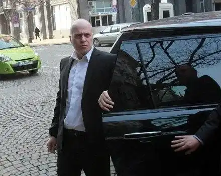 Мутри пазят палата на Слави,  по петите му вървят и 7 дебеловрати момчета (Снимки)