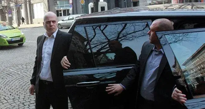 Мутри пазят палата на Слави,  по петите му вървят и 7 дебеловрати момчета (Снимки)