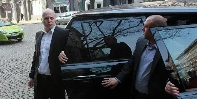 Мутри пазят палата на Слави,  по петите му вървят и 7 дебеловрати момчета (Снимки)