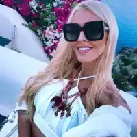 Натали Трифонова се сгодява на Санторини