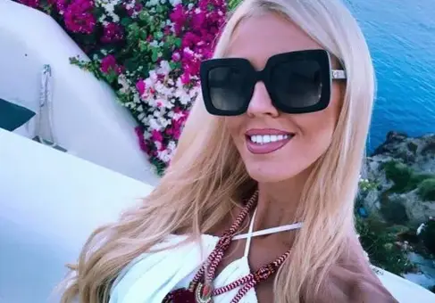 Натали Трифонова се сгодява на Санторини