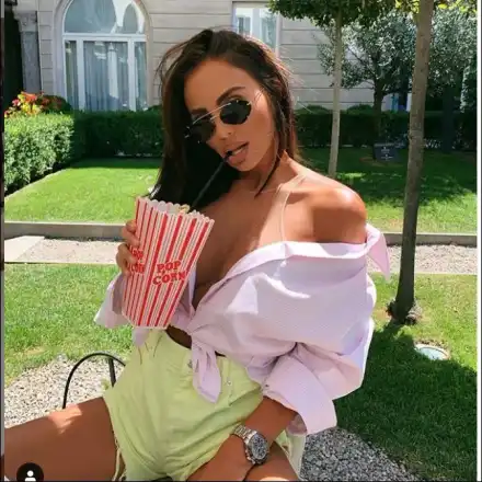 Николета яде пуканки със сламка