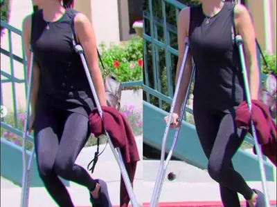 Нина Добрев куцука с патерици след контузия