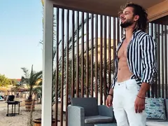 Папи Ханс на къмпинг с видеопродуцента си