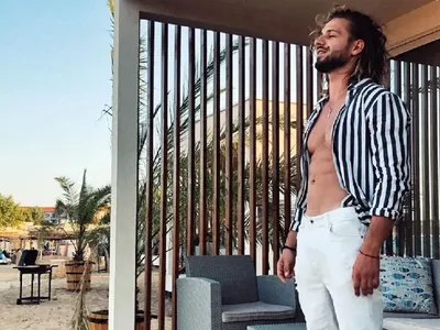 Папи Ханс на къмпинг с видеопродуцента си