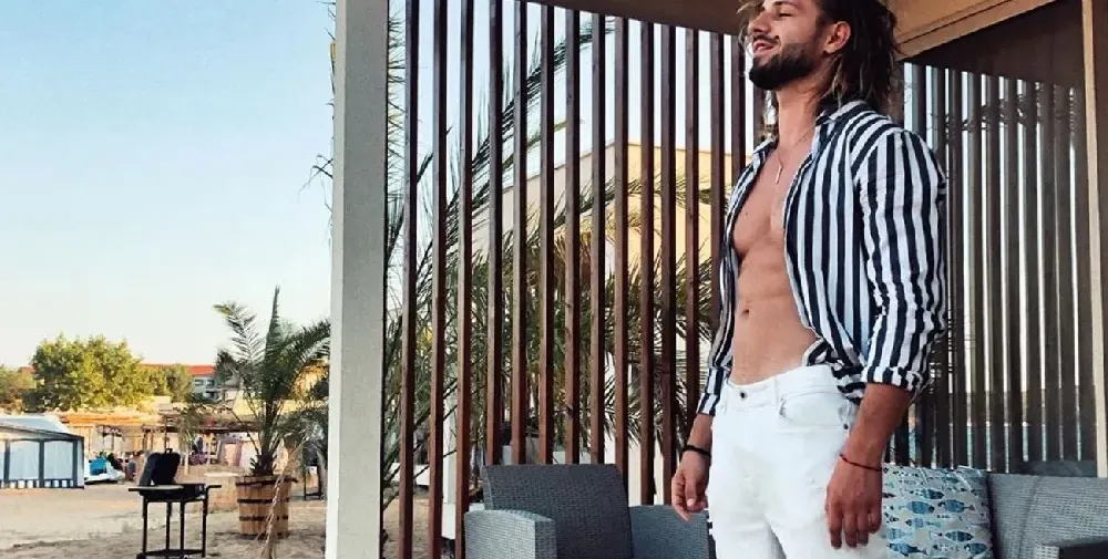 Папи Ханс на къмпинг с видеопродуцента си