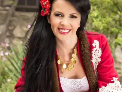 Певица черпи с чеверме за ЧРД