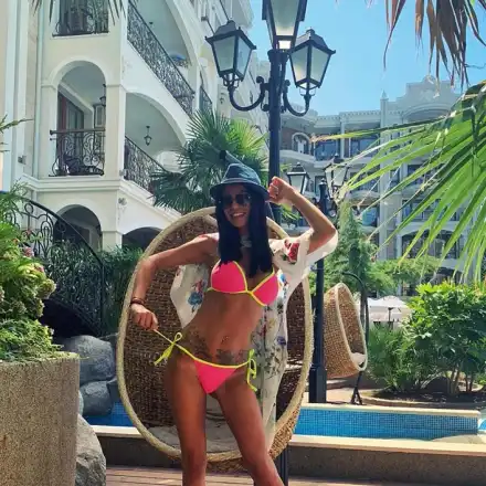 Плеймейтка чукна 26 по бански