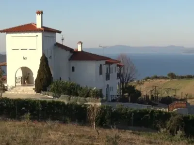 Плевнелиев с частен басейн в гръцкото си имение