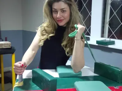 Пример за подражание! Миска си продава дрехите и бижутата, за да помогне на приятелка с рак