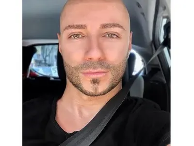 Простотия! Мъжка кифла се пусна без дрехи, защото искал да става чалгар (Фото в галерия)