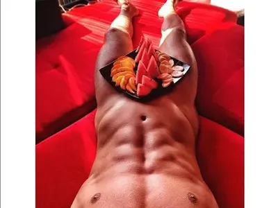 Простотия! Мъжка кифла се пусна без дрехи, защото искал да става чалгар (Фото в галерия)