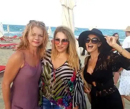 Рени пак с Есил Дюран