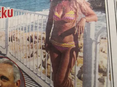 Сестрата на Стоичков се пусна по бански (Петя събира тен на родното Черноморие)