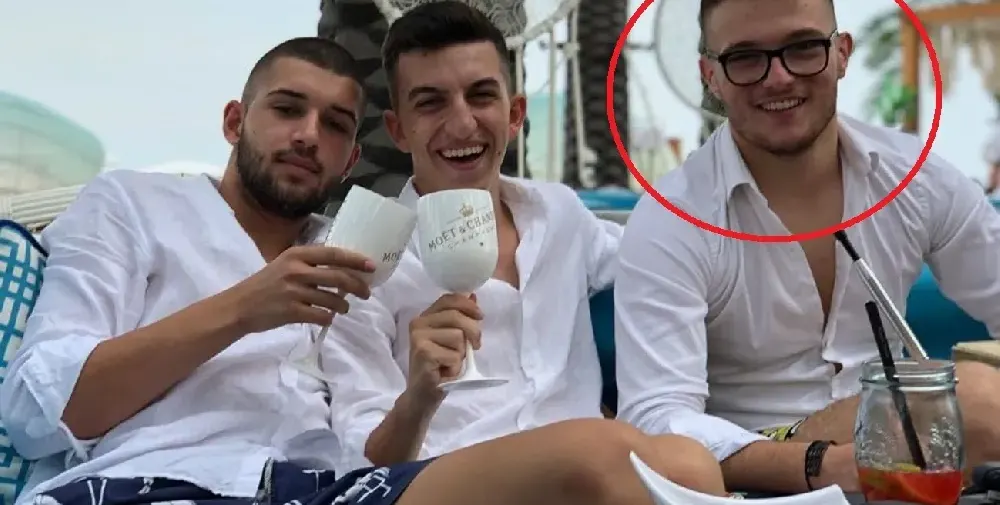 Синът на шеф Манчев черпи с шампанско за 500 лева