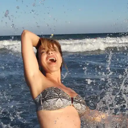 След Гала и Мира Добрева захвърли сутиена (Горещи снимки в галерията)