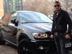 След резиденцията фамилията на Цар Киро разпродава и автопарка! Принц Ангел предлага тузарски джип БМВ