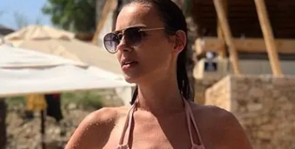 Снахата на Доган показа ГОРЕЩО тяло на плажа (ФОТО в галерията)