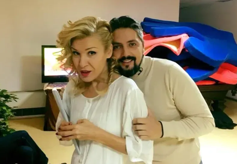 Стефан на Гала се пече без гащи