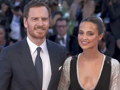 Стив Джобс крие Лара Крофт у нас! Фенове ги щракнаха в софийски ресторант