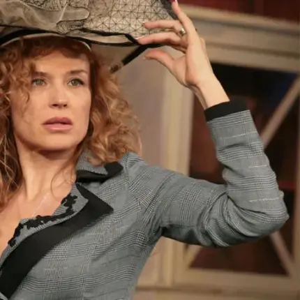 Трима мъже обгрижват Аня Пенчева