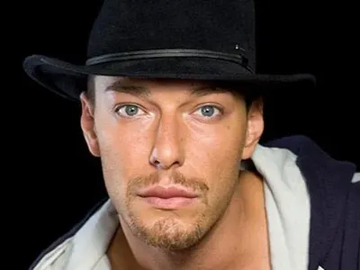 Урсула се увърта около Мис България (Бившият травестит загражда Елена Тихомирова)