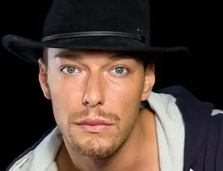 Урсула се увърта около Мис България (Бившият травестит загражда Елена Тихомирова)