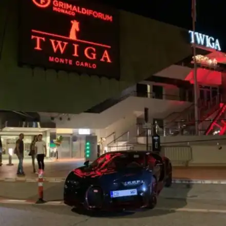 Ваньо Алексиев се забавлява в Монте Карло! Олигархът паркира Бугатито си като баровец точно пред входа на топ клуб (СНИМКИ)