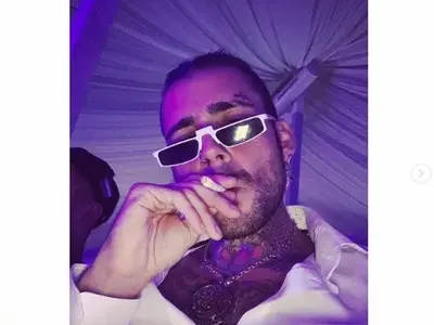 Венци Венц пие с бебето в ръка