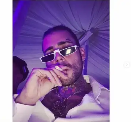 Венци Венц пие с бебето в ръка