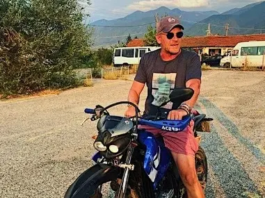 Вергов си лакира ноктите