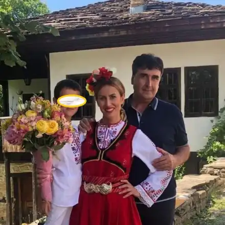 Веселин Маринов дерибейства по Черноморието! Играе си с малко дете като с мече!