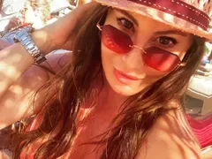 Дарина Павлова троши чинии на Миконос (Снимки от дивото парти)