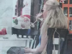 Гена Трайкова пие от обяд! Журналистката се налива с вино в работно време