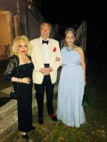 Лорд Минчев в акция: Шер е облякла „облаци с кюфтета“, Щерева потънала в модна досада, Киркоров достига Демис Русос и още + СНИМКИ