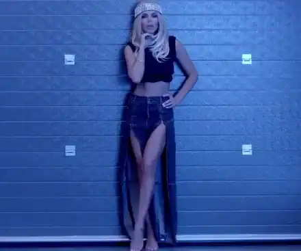 Алисия пя само по гащи (Певицата ядоса пуританите)