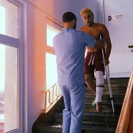 Бебо Халваджиян показва гипса